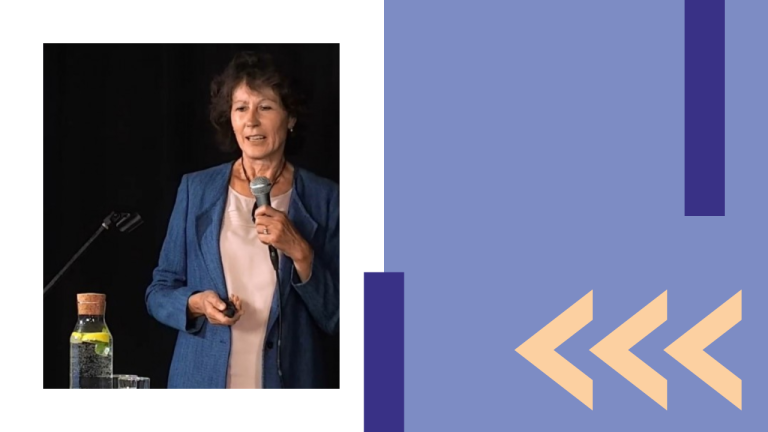 Kolorowa grafika składająca się z dwóch elementów. Po lewej stronie widać zdjęcie kobiety mówiącej do mikrofonu. Po prawej prostokąt niebieski z trzema ostrymi nawiasami otwierającymi.