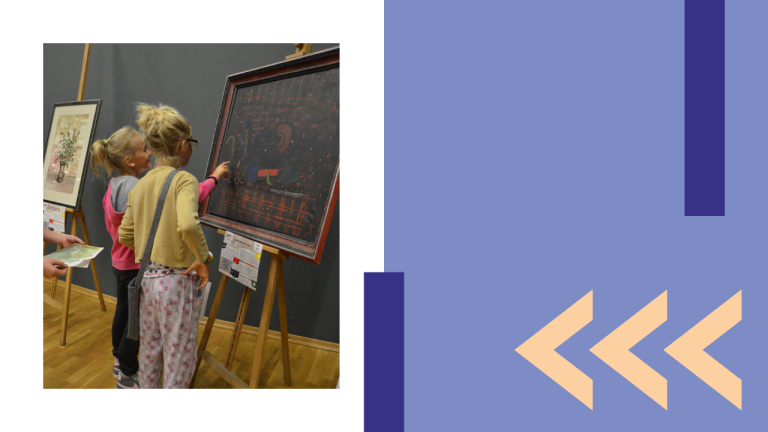 Kolorowa grafika składająca się z dwóch elementów. Po lewej stronie znajduje się zdjęcie przedstawiające galerię z obrazami. W centralnej części widać dwie kobiety zapatrzone w obraz. Po prawej prostokąt niebieski z trzema ostrymi nawiasami otwierającymi.
